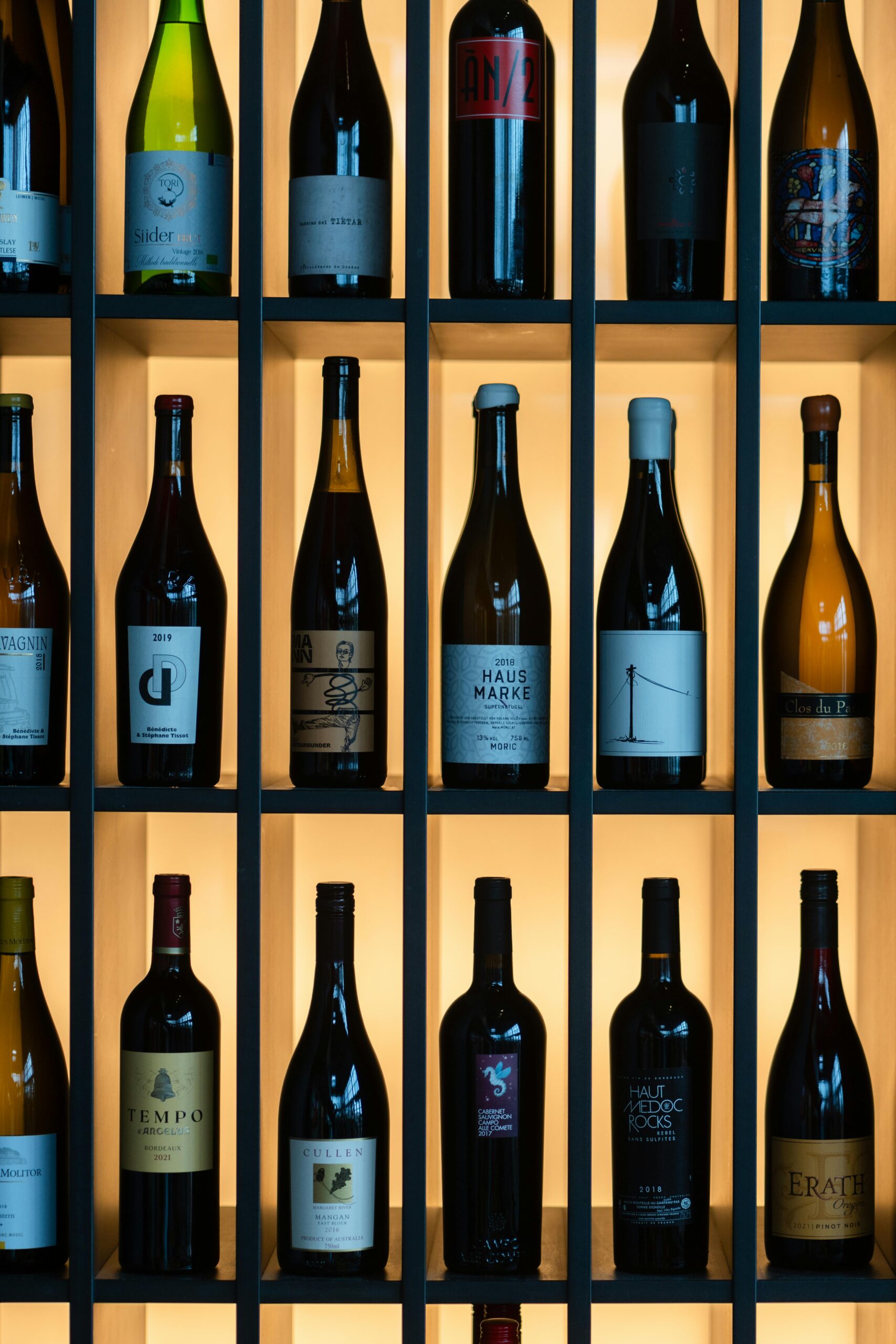 bottiglia di vino, nomi delle bottiglie di vino e dimensioni, cantinetta con bottiglie di vino.