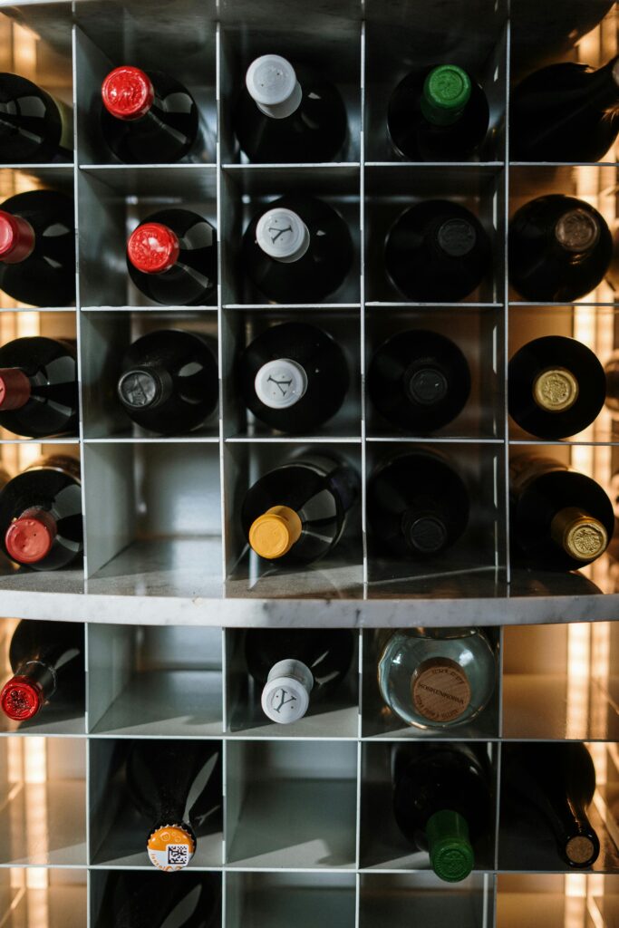 , cantina con molte bottiglie di vino