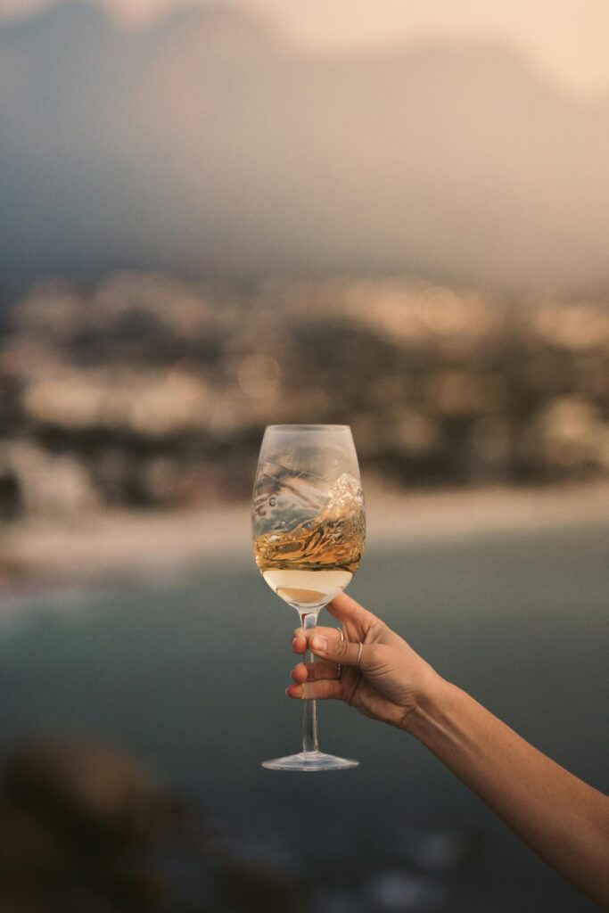vino bianco altoatesino, un bicchiere di vino bianco che riflette il paesaggio